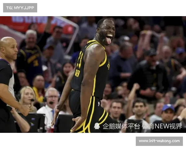 镜头聚焦：勇士队格林在一次成功的防守回合后，向队友强调站位细节。